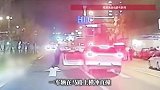 成都一车凌晨街头冲撞绿化带，男子被甩下车后又拽下一女子