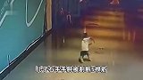 5岁男孩拿玻璃杯摔倒割断5根筋，可能会有后遗症，妈妈：很自责