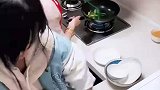 妈妈做饭时女儿在旁帮忙，结果却被妈妈打了！