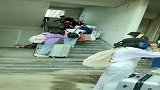 当时如果有一个男生给女孩拎行李箱上去，估计他就脱单了！