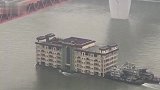 5层大楼水上漂 重庆海事部门 系餐饮船搬迁_超清