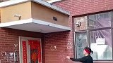 男子倒挂在窗台上，网友不禁为其捏一把汗