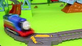 托马斯小火车玩具拆箱：哇，好多的火车轨道啊！一起开火车吧！