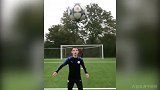 牛尾巴+反向穿裆！网红花式足球少年晃晕门将 致敬曼城福登？