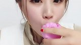 姑娘吃的火龙果包子冰真漂亮，看她吃的这么带劲，我都馋了