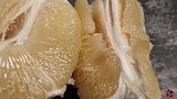 才知道，柚子去皮这么简单，一根绳子全搞定，果皮果肉轻松分离！