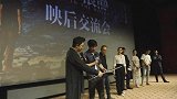 电影《风平浪静》首映见面会黄渤和章宇两代“黄毛”同框亮相