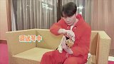 李荣浩弹吉他秀琴技，焦点全在橙色外套，粉丝：你一个星期不洗啊