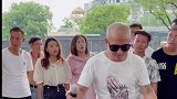 光头哥在街头一首《英雄泪》，比原唱还嗨