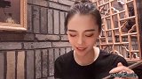 美女大冷天去吃火锅，秘制油碟太好吃，你学会了吗？