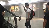 深圳一女子乘地铁充电宝突发自燃 背包冒烟吓跑整车乘客