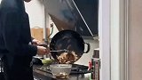夫妻冷战自己做饭，丈夫手滑掉了块肉