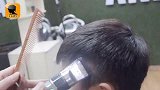快速剪男生铲青发型，这理发师用的手法，一看就是基本功很扎实