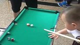 才四岁的孩子，打桌球就有这技术，我一个成年人看了，都佩服不已