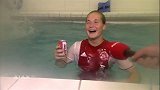 荷甲-1617赛季-阿贾克斯女足夺冠 全队浴室泳池湿身庆祝-新闻