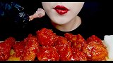 小姐姐吃一桌子的韩式辣炸鸡，看起来也太好吃了吧