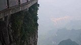 天门山悬崖峭壁之上玻璃栈道人爆满，你敢上吗？