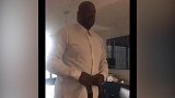 理解超级大块头的感受吗？看着真费劲   奥尼尔的穿衣过程