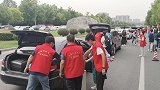 河南洛阳：私家车变摆渡车，高校507名老师帮学生运送行李