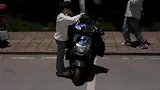 女子半夜拿走别人电瓶车的挡风被