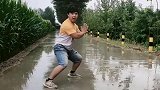 农村也有武术高手，这几个动作虽然都不标准，却是行云流水