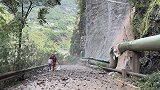 四川泸州：消防员化身铠甲勇士，用铁皮挡落石送群众转移