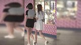街拍：随风飘荡的长裙搭配高跟鞋，充满时尚风情