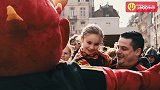 欧洲红魔吉祥物萌态百出 街头尬舞+合影留念