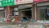 济南一餐馆煤气泄漏发生爆炸2人受伤20米外树叶被烧焦