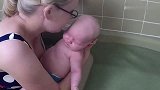 新手妈妈们学起来，一个月大的婴儿在家里游泳