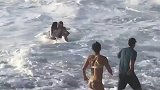 澳大利亚：男子夏威夷海滩跳入汹涌海水中，救出被淹女子
