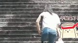 女子靠一条腿和拐杖攀登泰山！太棒了