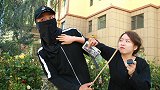 美女街头遇到小偷，小偷把银行卡车钥匙都给了美女，什么情况