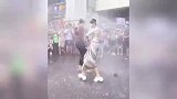 泼水节再现拔鞋名场面：水桶当头盔、抱狗洗澡、美女水中淡定跳舞