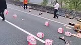货车在高速上翻车，结果一男子提着地上的矿泉水就走了