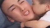 萌娃：儿子才刚断奶，老公就被折磨的生无可恋，看着莫名的想笑