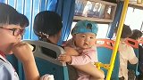 公车上拍下这一幕，后面的小姐姐，你看把小宝宝馋的，太坏啦
