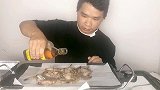 小伙自制咖喱虾浓浓的味道喜欢的朋友们可以看我吃
