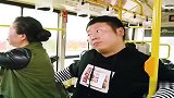 大妈公交车上遇小偷，怎料一声儿子，小偷蒙了！
