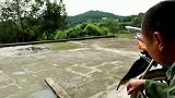 四川方言：老表炒回锅肉，刚端上桌无赖就来蹭饭，结果笑死人