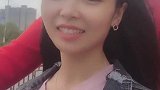 小鸟依人的躲在妈妈的怀抱，好温馨，好幸福