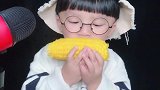 声控小可爱吃玉米，咀嚼声超好听，吃得津津有味