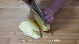 爱吃土豆别错过，大厨教你做丸子，鲜嫩多汁，开胃下饭又解馋