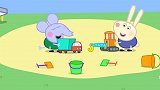 小猪佩奇：乔治去沙堆玩，他用玩具铲车模仿修路，真像啊