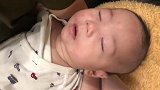 可爱宝宝进入完全深度睡眠状态，就算被妈妈捏脸，也没有任何反应