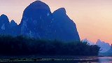 云气晚霏霏，高林送落晖。悠然江上水，遥望戍烟归。漓江 人间仙境美如画 悬崖之上首映