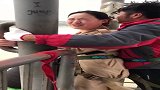 妹子挑战蹦极，没想到却苦了教练，网友狮吼功重出江湖