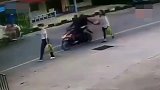 泰国飞车贼，当街抢包，女游客被拖行受伤