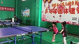 这么小的小女孩打乒乓球这么熟练，配合的如此完美，我也要打乒乓