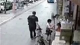 危险瞬间，你愿意为这个勇敢救人的大姐点赞吗，满满的正能量！
